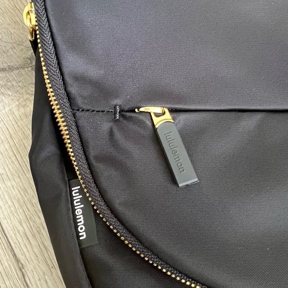 Lululemon - All Night Festival Bag 5L (The larger one) - Black/Gold - NEW! - Picture 3 of 9